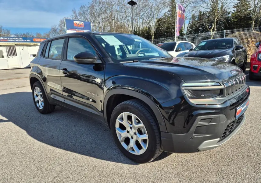 Jeep Avenger noir en vue 3/4 avant droit, mettant en valeur ses jantes alliage 17 pouces et sa calandre distinctive.