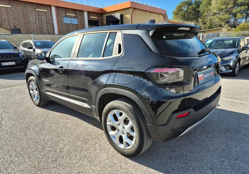 Jeep Avenger noir en 3/4 arrière droit, mettant en valeur ses jantes alliage 17 pouces et ses feux arrière LED.