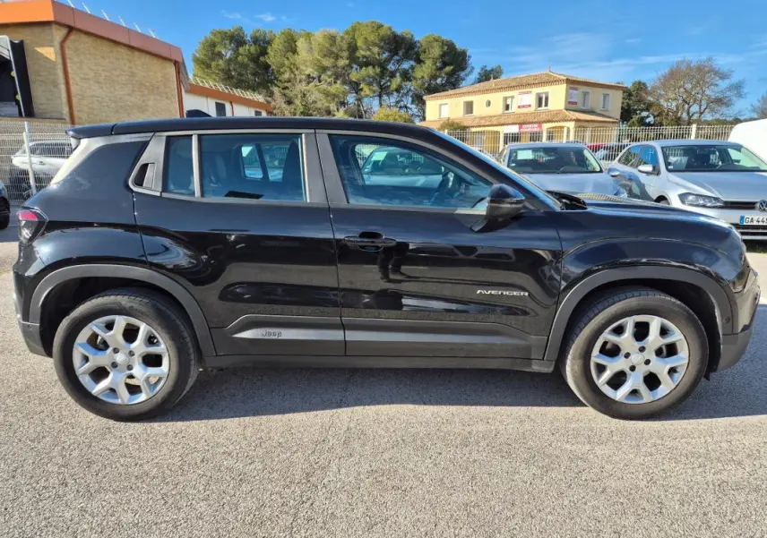 Vue de profil côté gauche d'un Jeep Avenger noir 2024 avec jantes alliage 17 pouces et logo Avenger visible.
