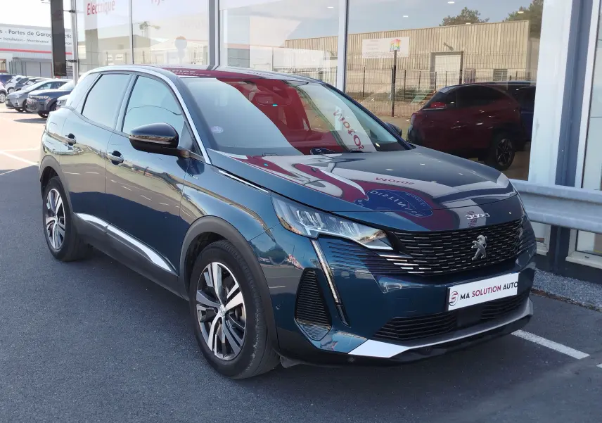 Peugeot 3008 Hybrid 225ch Allure bleu Célèbes en 3/4 avant droit, avec calandre noire et jantes bi-ton.