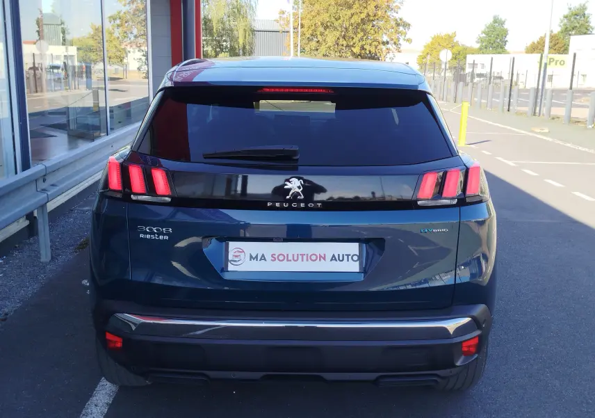 Vue arrière d'un Peugeot 3008 Hybrid bleu Célèbes avec feux LED caractéristiques et logo lion central.