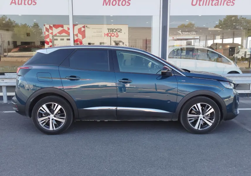 Peugeot 3008 Hybrid 225ch bleu Célèbes vue de profil côté gauche, avec jantes alliage et vitres teintées.
