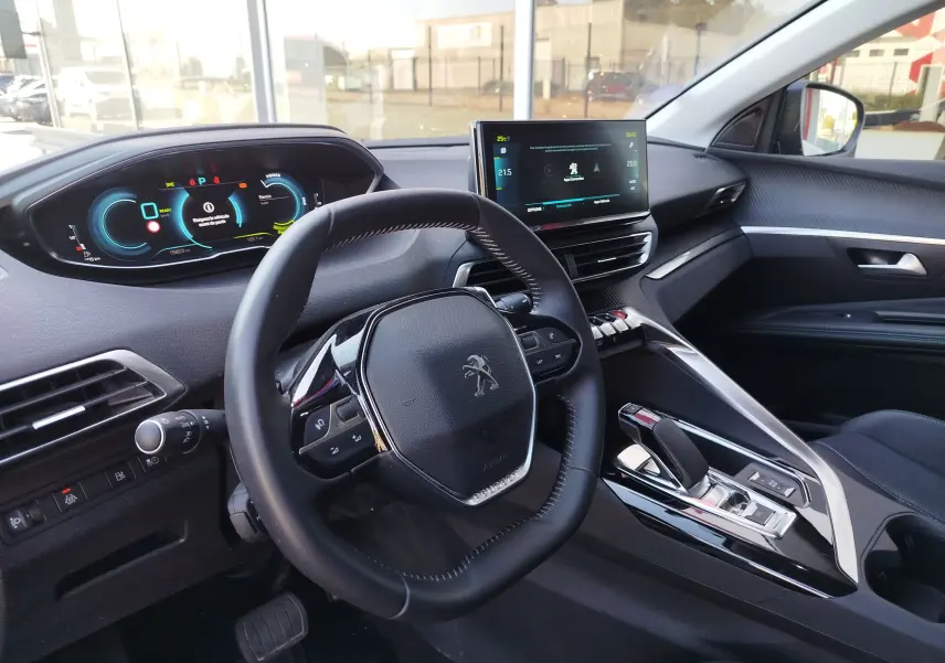 Vue intérieure côté conducteur du Peugeot 3008 Hybrid 225ch Allure avec tableau de bord numérique et écran tactile central.