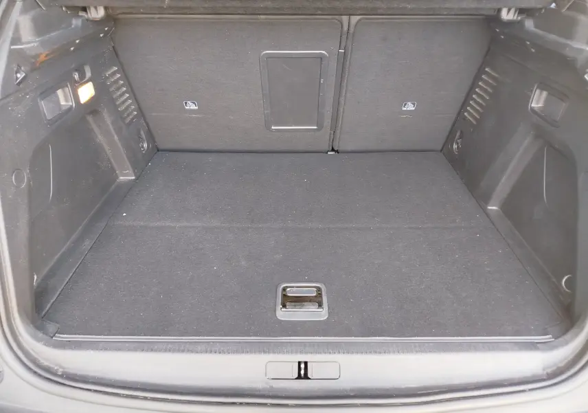 Coffre vide vu de face du Peugeot 3008 Hybrid 225ch Allure e-EAT8, intérieur noir avec éclairage latéral.
