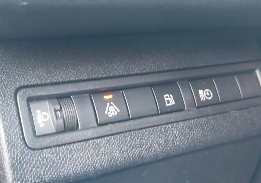 Gros plan sur la rangée de boutons de commande du tableau de bord intérieur du Peugeot 3008 Hybrid 225ch, finition Allure.