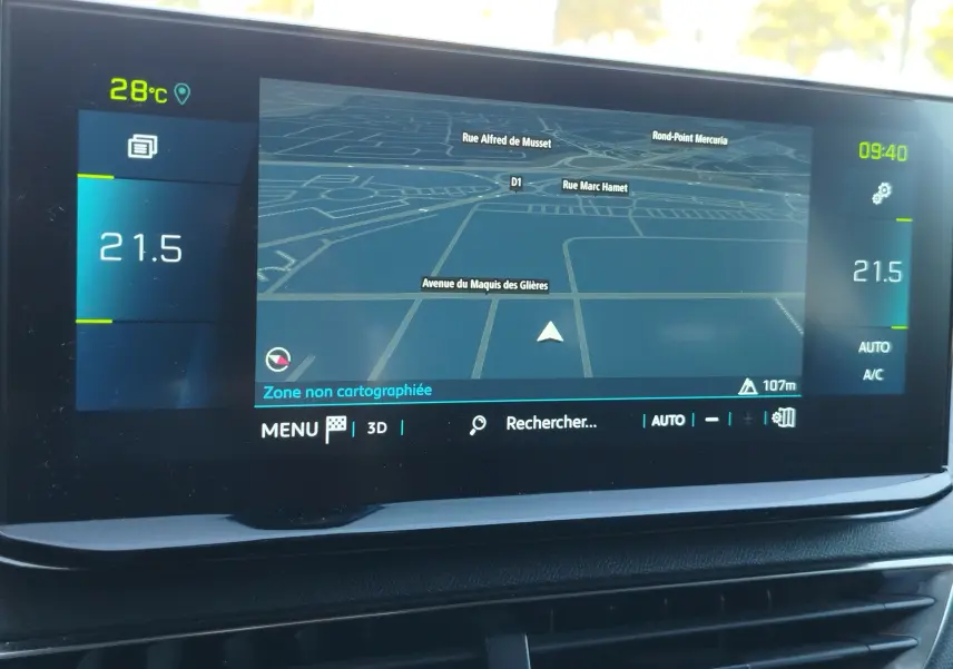 Écran central du tableau de bord du Peugeot 3008 Hybrid 225ch, affichant la navigation et la climatisation à 21,5°C.
