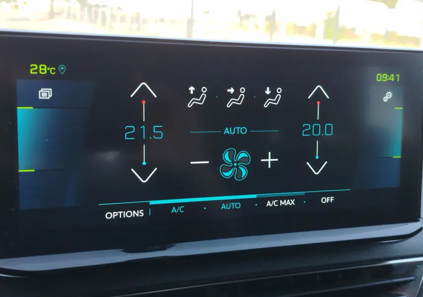 Écran tactile de la climatisation du Peugeot 3008 Hybrid 225ch, affichant les réglages de température à 21,5°C et 20°C.