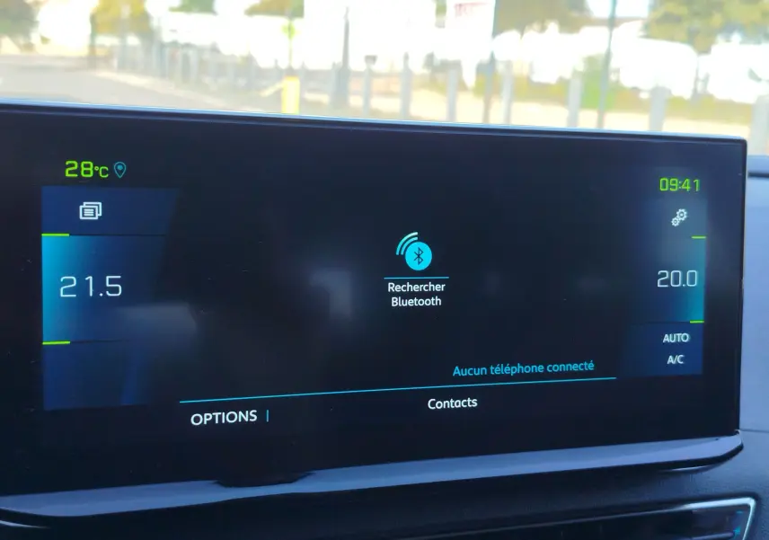 Écran tactile central du Peugeot 3008 Hybrid 225ch Allure 2022 affichant la recherche Bluetooth et la climatisation.