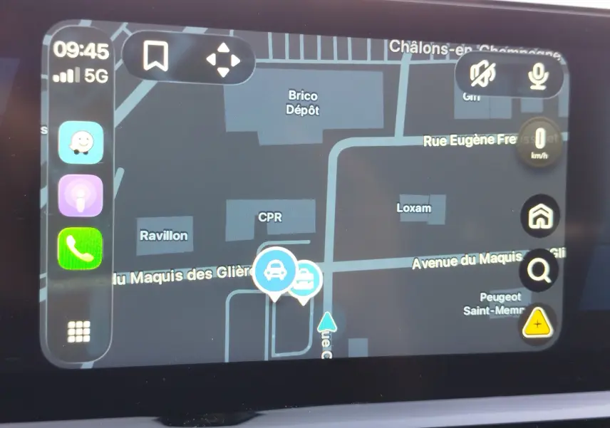 Écran de navigation intérieur du Peugeot 3008 Hybrid 225ch Allure e-EAT8 affichant une carte avec interface tactile.