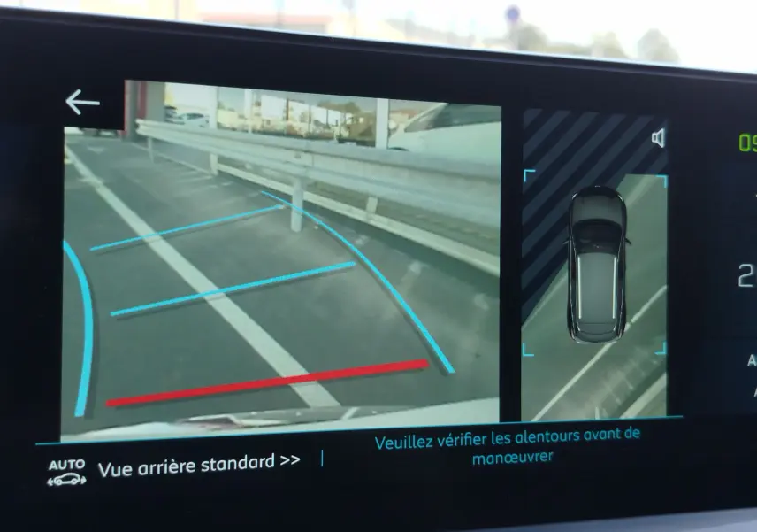 Affichage de la caméra de recul et vue 360 du Peugeot 3008 bleu Célèbes en stationnement, avec lignes d’aide au parking.