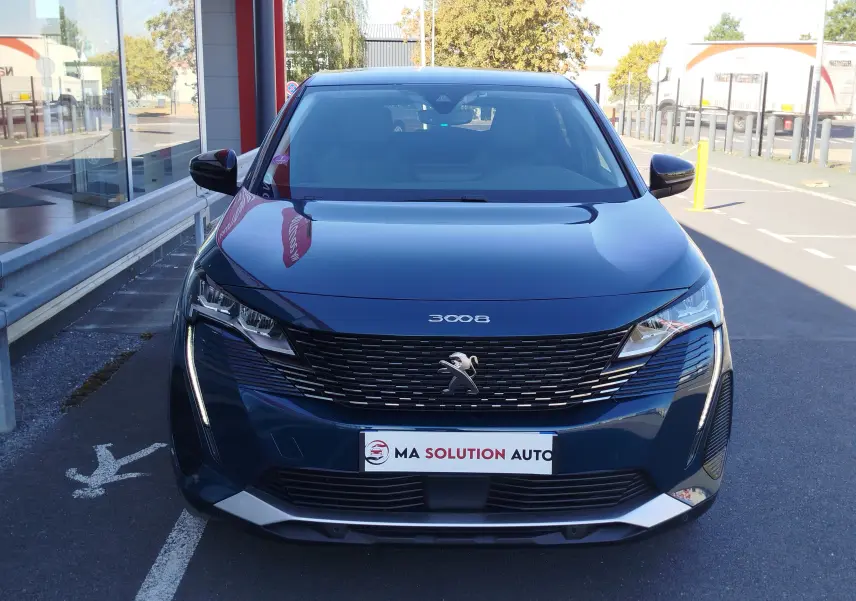 Vue avant centrée d'un Peugeot 3008 bleu Célèbes avec calandre noire et feux LED verticaux distinctifs.