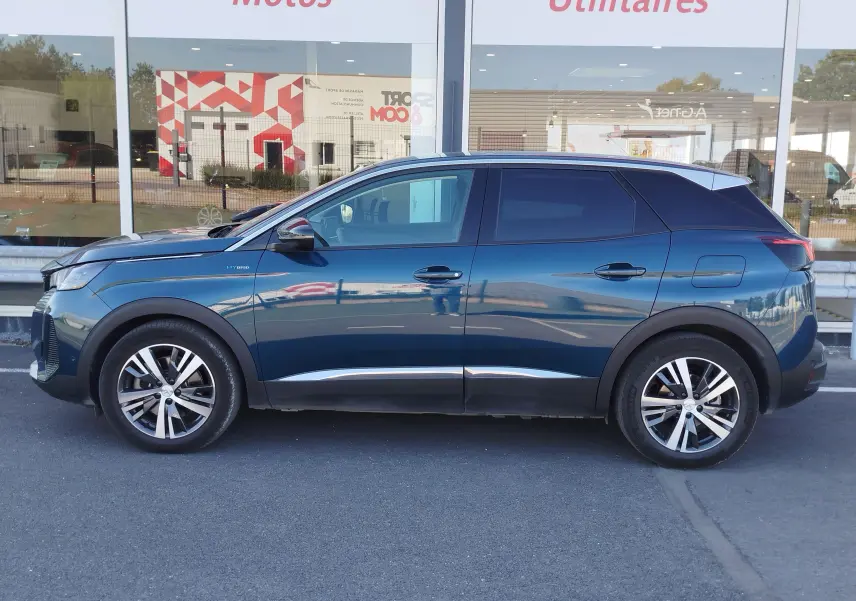 Profil latéral droit du Peugeot 3008 Hybrid 225ch Allure bleu Célèbes avec jantes alliage et vitres teintées.