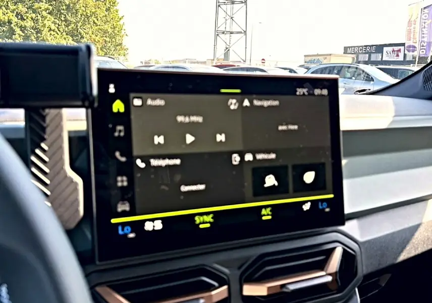 Vue intérieure du tableau de bord du Dacia Bigster 2026 avec écran tactile multifonction et commandes climatisation visibles.