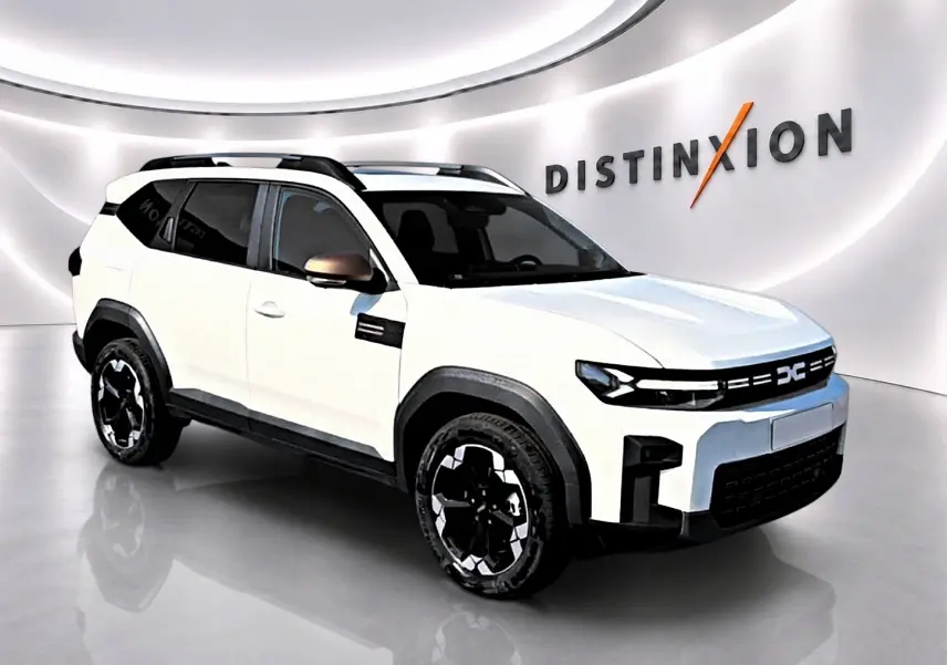 SUV Dacia Bigster blanc en 3/4 avant droit, avec jantes noires et barres de toit visibles dans un showroom moderne.