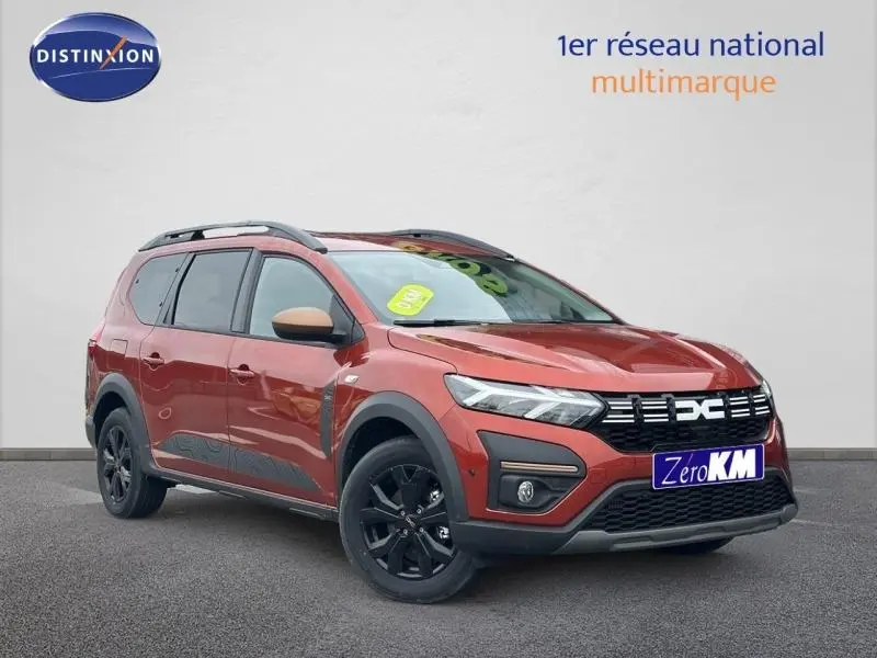 Vue 3/4 avant droite d'un Dacia Jogger brun Terracota métallisé avec jantes noires et barres de toit.