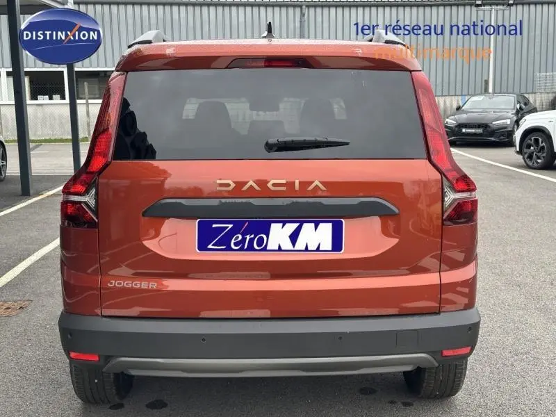 Vue arrière d'un Dacia Jogger 2024 brun Terracota métallisé avec feux arrière LED et lunette arrière surteintée.