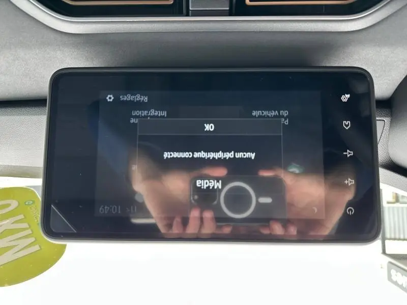 Écran tactile central du tableau de bord du Dacia Jogger, affichant une connexion média, intérieur gris.