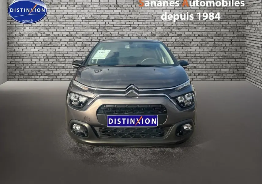 Citroën C3 gris foncé vue de face, mettant en valeur ses optiques doubles et sa calandre distinctive.