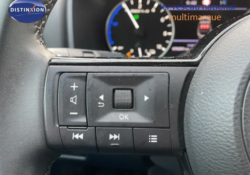 Gros plan sur les commandes multifonctions à gauche du volant du Nissan Qashqai noir métal 2023.