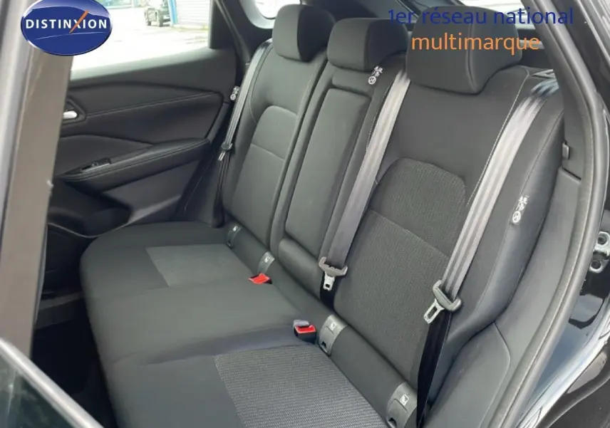 Vue intérieure côté droit des sièges arrière noirs en tissu du Nissan Qashqai 1.5 E-POWER 2023 avec ceintures de sécurité visibles.