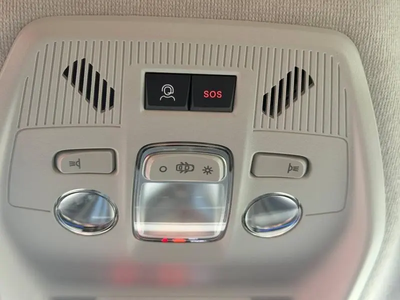 Vue en gros plan du plafonnier intérieur avec boutons SOS et éclairage de la Citroën C3 Noir Perla Nera 2025.