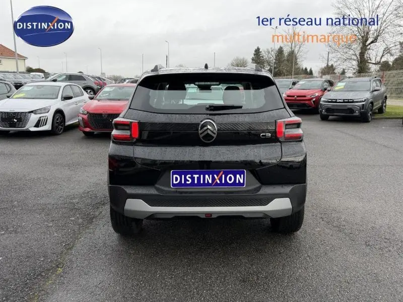 Vue arrière d'une Citroën C3 1.2 Turbo 100ch PLUS noire Perla Nera, avec logo et feux arrière distinctifs visibles.