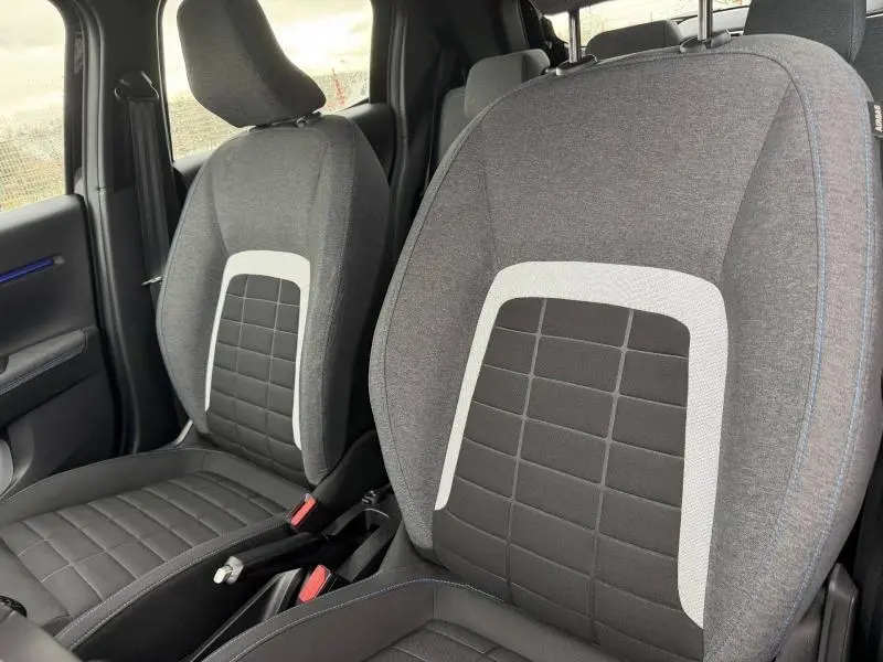 Vue rapprochée des sièges avant gris avec inserts noirs et blancs de la Citroën C3 1.2 Turbo 100ch PLUS 2025 Noir Perla Nera.