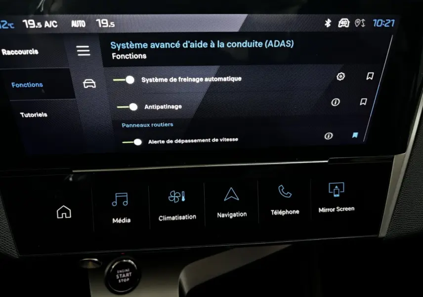 Écran tactile central affichant les aides à la conduite sur Peugeot 308 Hybrid 136 e-DCS6 Allure bleu, vue intérieure rapprochée.