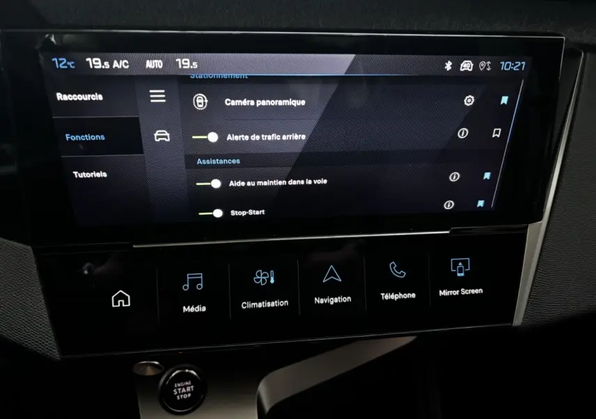 Vue rapprochée de l’écran tactile central de la Peugeot 308 Hybrid 136 e-DCS6 Allure avec menu d’assistances affiché.