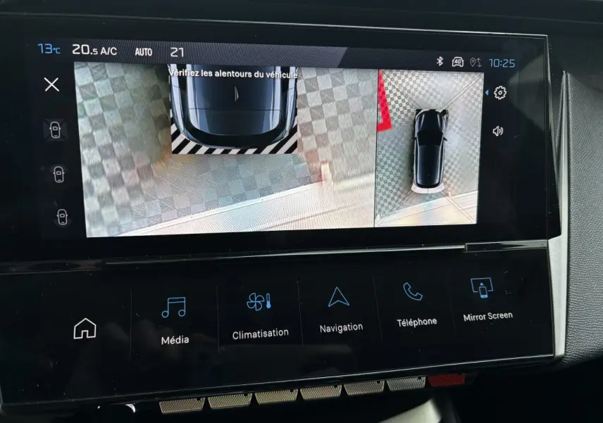 Écran tactile intérieur du Peugeot 308 Hybrid bleu montrant l'aide au stationnement avec vue 360° du véhicule.
