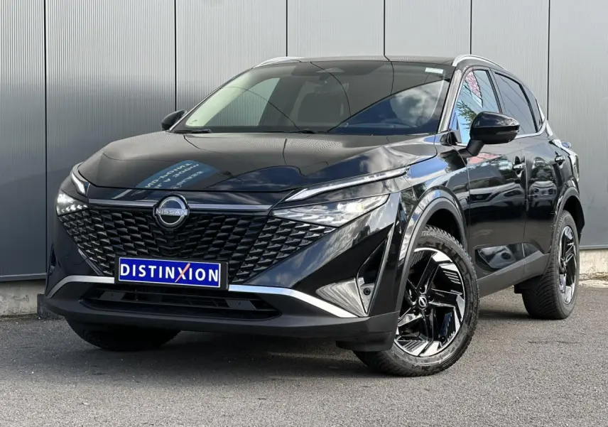 Nissan Qashqai noir nacré en 3/4 avant droit, avec calandre distinctive et jantes alliage noires brillantes.