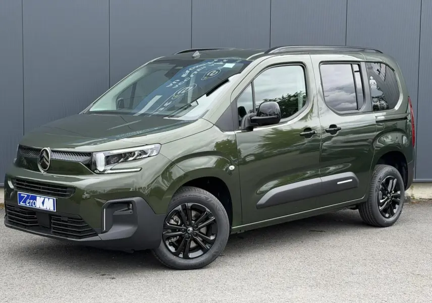 Citroën Berlingo Multispace vert Sirkka en 3/4 avant droit, avec jantes noires et barres de toit noires brillantes.