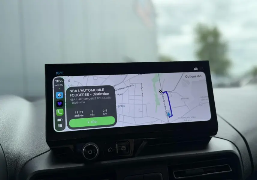 Écran tactile 10 pouces du tableau de bord du Citroën Berlingo Multispace 2026 affichant la navigation GPS.