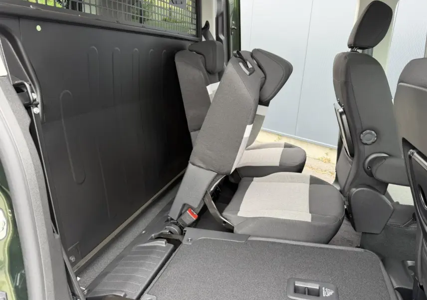 Vue latérale intérieure du Citroën Berlingo Multispace 2026 vert Sirkka, sièges arrière indépendants escamotables.