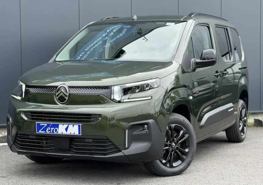 Citroën Berlingo Multispace vert Sirkka en 3/4 avant droit, avec jantes alliage noires et lunette arrière ouvrante.
