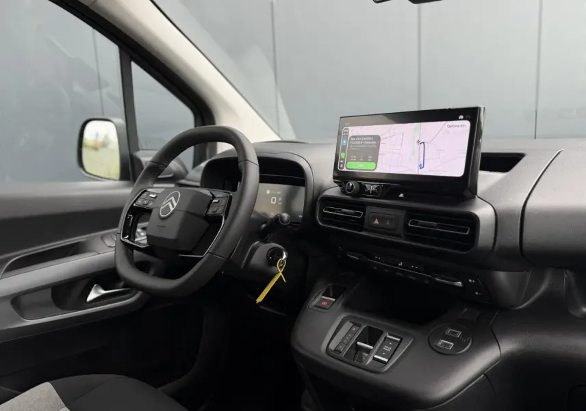 Intérieur du Citroën Berlingo Multispace 2026 vu côté conducteur, tableau de bord noir avec écran tactile et volant multifonctions.