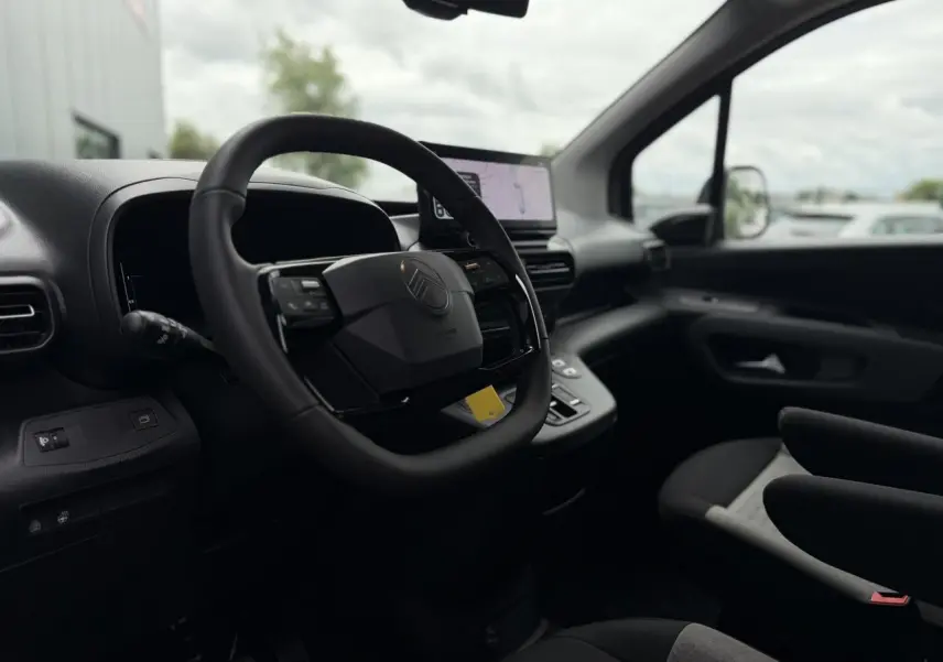 Vue intérieure côté conducteur du Citroën Berlingo Multispace 2026, tableau de bord et volant multifonctions en cuir.