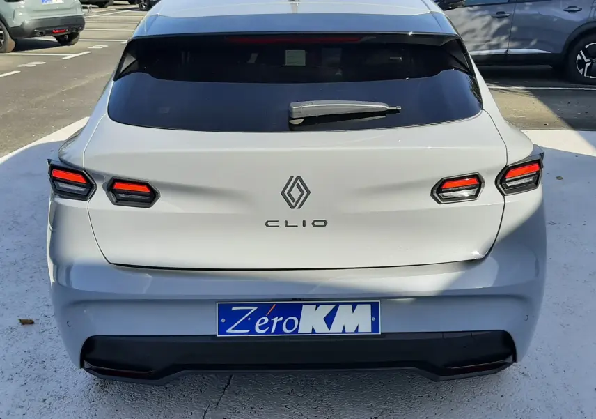Vue arrière d'une Renault Clio VI gris Rafale avec feux LED caractéristiques et lunette arrière teintée.