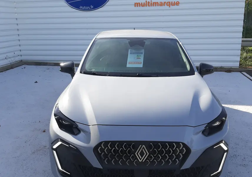 Vue avant d'une Renault Clio VI TCe 115ch Techno gris Rafale, avec calandre hexagonale et feux LED en forme de C.