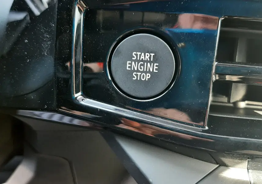 Gros plan sur le bouton Start Engine Stop dans l'habitacle noir d'une Renault Clio VI TCe 115ch Techno 2026.