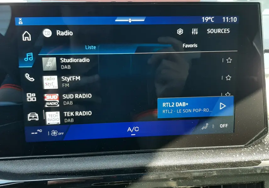 Écran tactile central de la Renault Clio VI TCe 115ch Techno affichant les options radio DAB, avec tableau de bord noir.