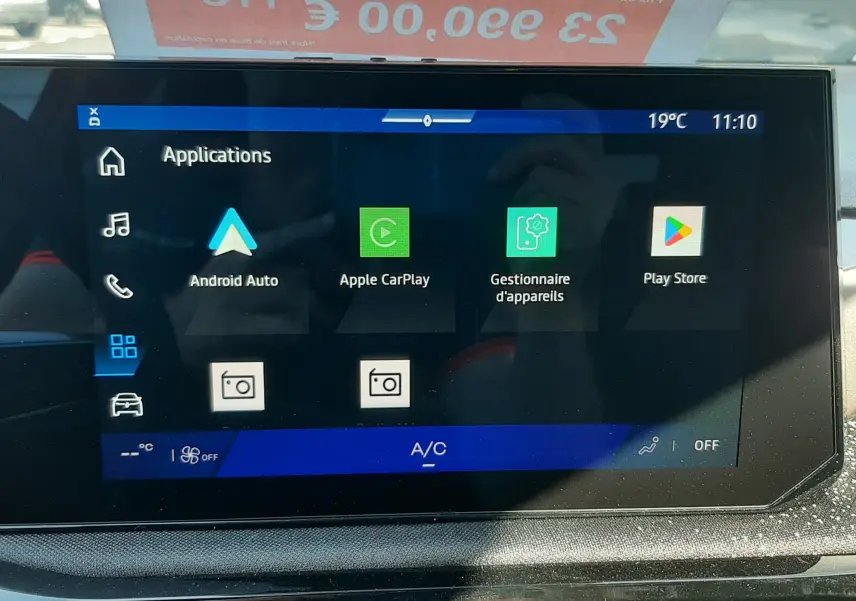 Écran tactile central de la Renault Clio VI TCe 115ch Techno affichant les applications Android Auto, Apple CarPlay et Play Store.