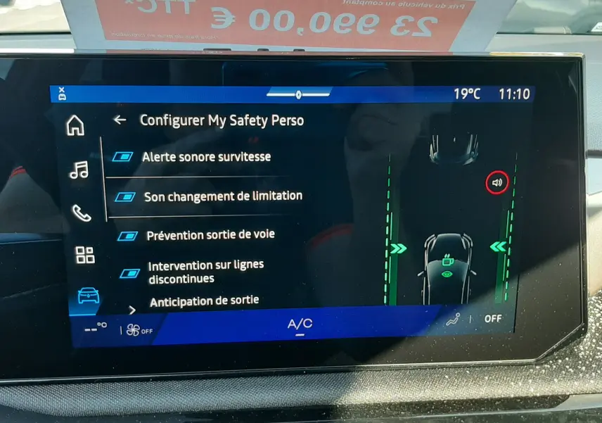 Écran tactile central de la Renault Clio VI TCe 115ch Techno affichant les options de sécurité personnalisables, intérieur noir.