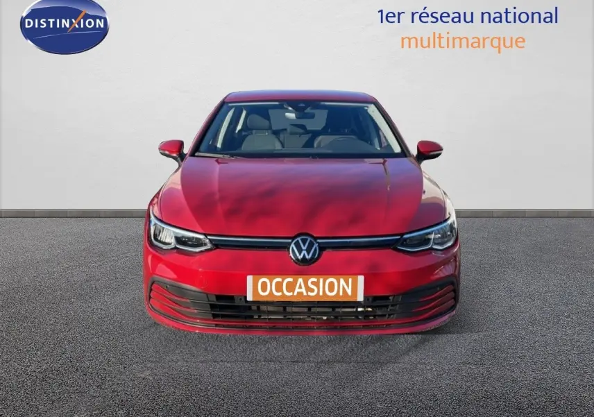 Vue frontale d'une Volkswagen Golf VIII rouge Roi Metal avec calandre noire et phares LED allumés.