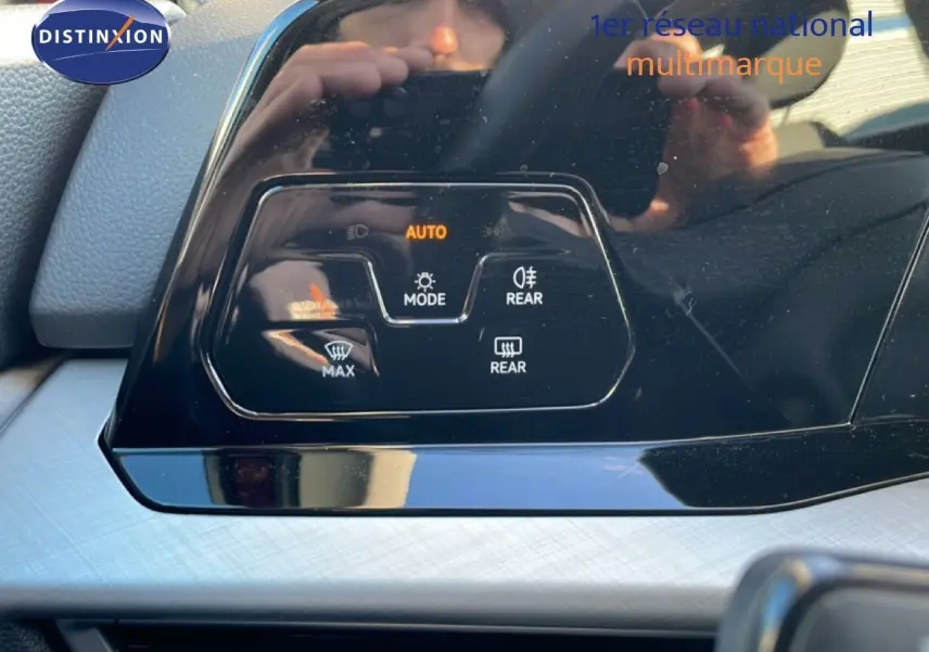 Détail du tableau de bord noir de la Volkswagen Golf VIII 2023, montrant les commandes d'éclairage et de désembuage.