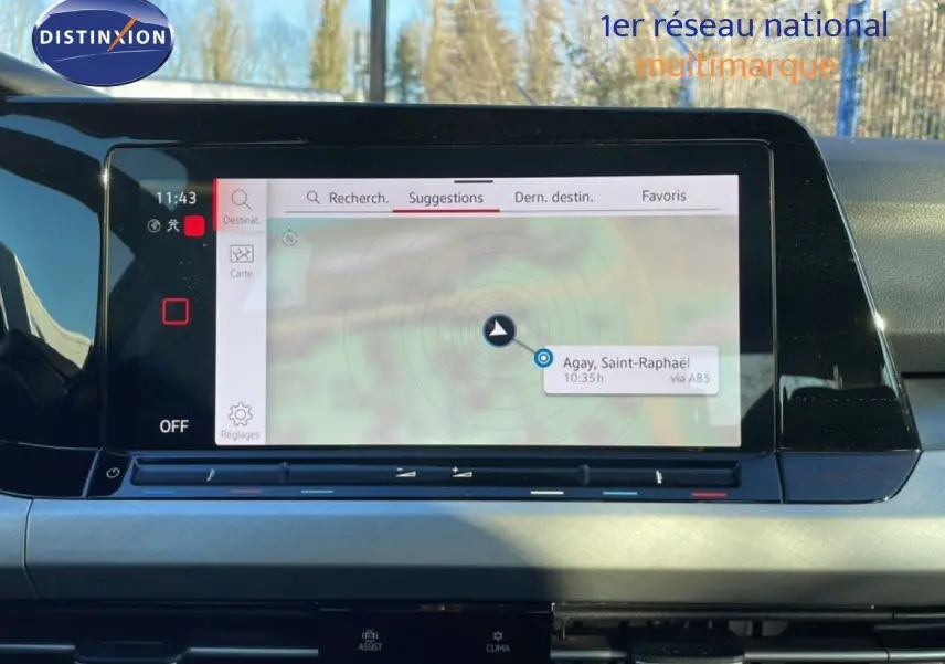 Écran tactile central du tableau de bord de la Volkswagen Golf VIII, affichant le GPS en mode suggestions.