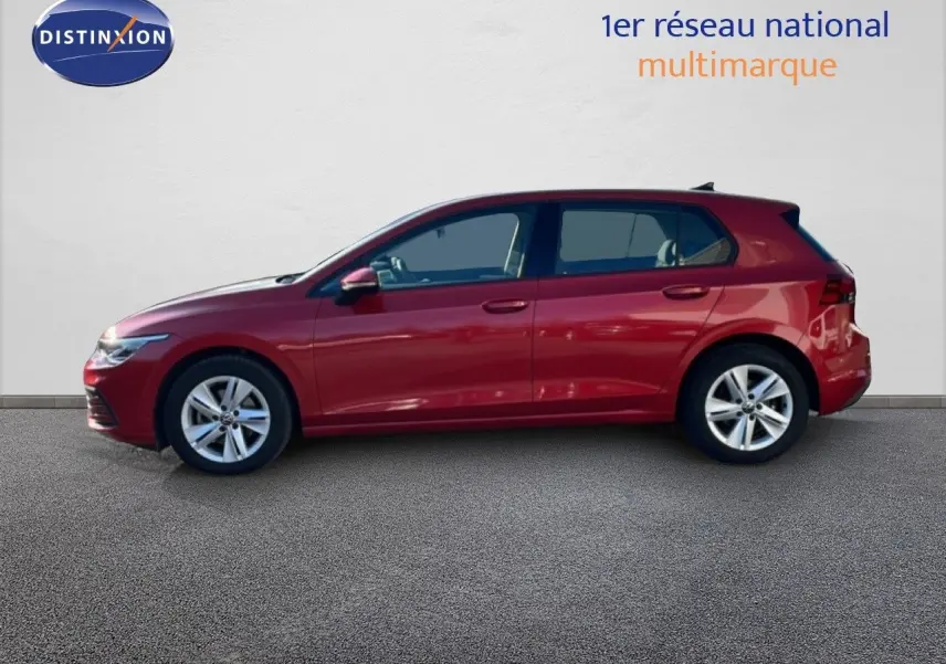 Vue latérale droite d'une Volkswagen Golf VIII rouge Roi Metal 2023, avec jantes alliage et lignes épurées.