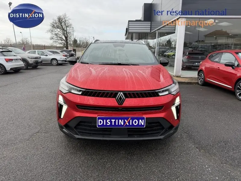 Vue avant d'un Renault Captur 2025 rouge flamme avec éclairage LED distinctif et calandre noire brillante.