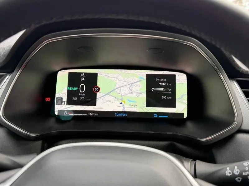 Vue rapprochée du tableau de bord numérique du Renault Captur 2025, affichant la navigation et les informations de conduite.