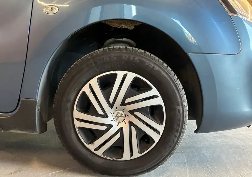 Gros plan sur la roue avant gauche d'un Citroën Berlingo Multispace bleu 2017 avec jante en alliage distinctive.